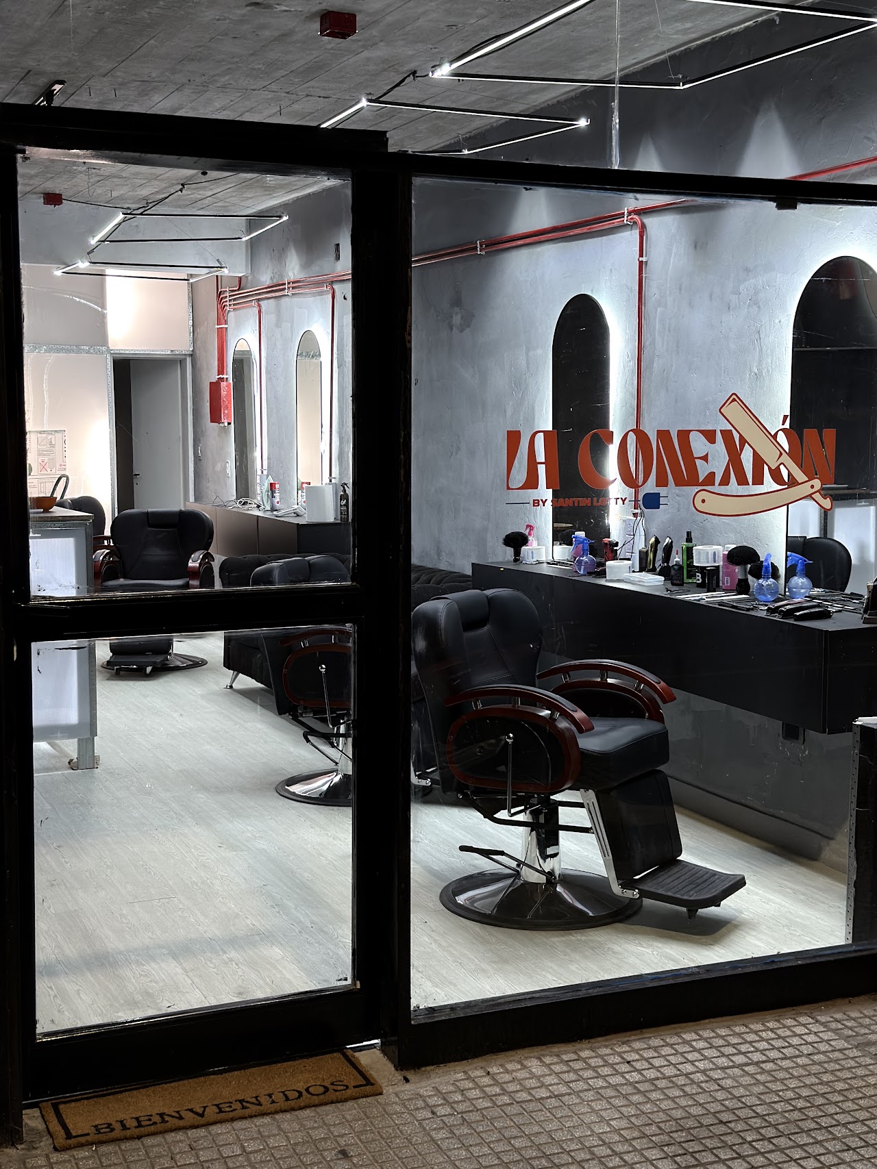 Interior de La Conexión Barbería
