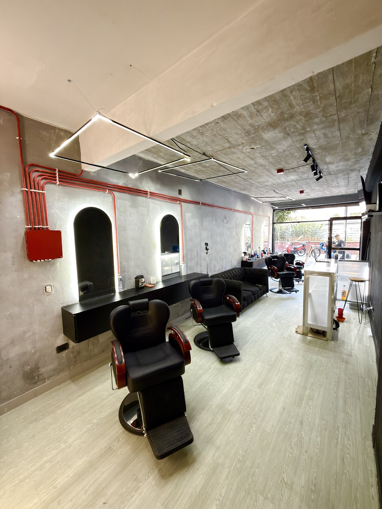 Interior de La Conexión Barbería