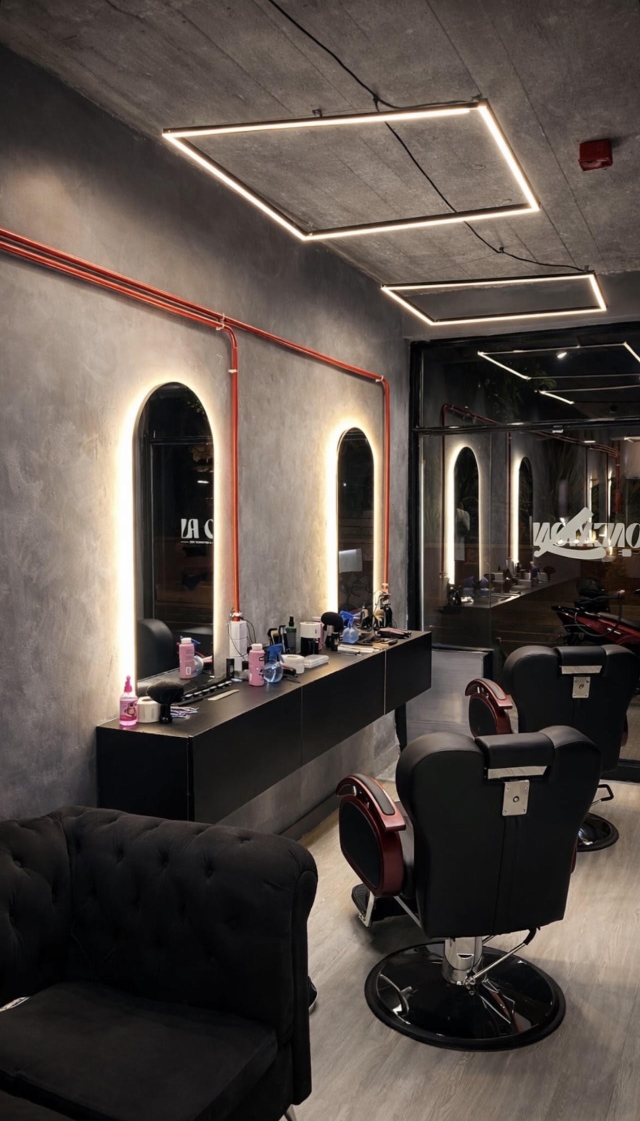 Detalle de estaciones de La Conexión Barbería