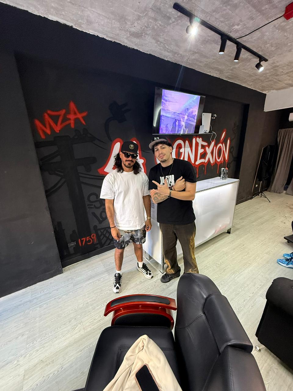 Clientes en La Conexión Barbería